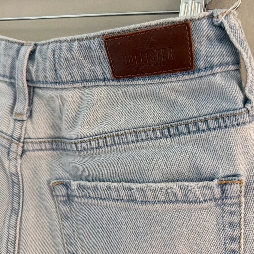 Hollister Girls Ultra High Rise Mom Jean Shorts Light Wash Distressed Size 1R 25